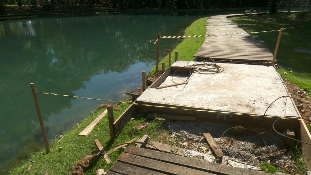 Passarela que caiu durante ensaio fotográfico de universitários em RO passa por reconstrução Passarela que caiu durante ensaio fotográfico de universitários em RO passa por reconstrução