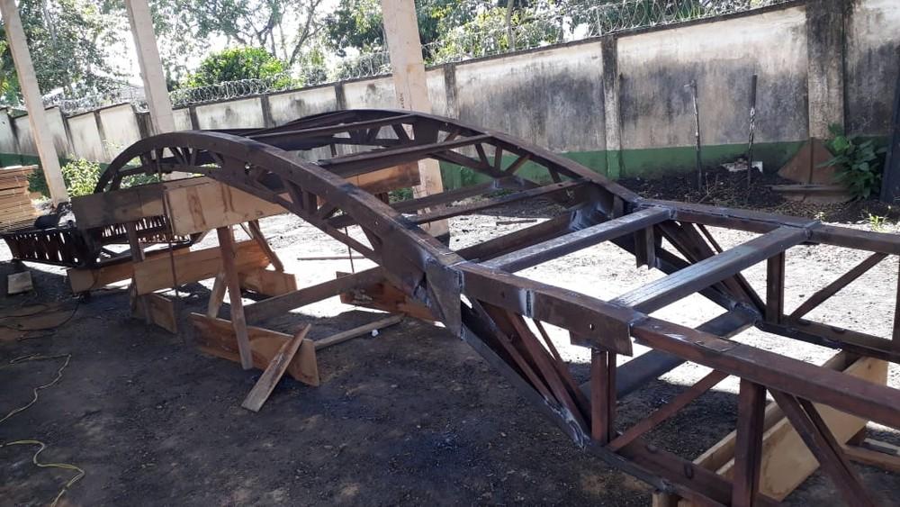 Passarela que caiu durante ensaio fotográfico de universitários em RO passa por reconstrução Passarela que caiu durante ensaio fotográfico de universitários em RO passa por reconstrução