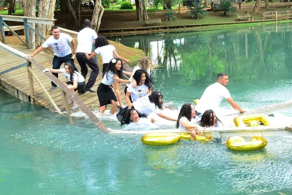 Passarela que caiu durante ensaio fotográfico de universitários em RO passa por reconstrução Passarela que caiu durante ensaio fotográfico de universitários em RO passa por reconstrução