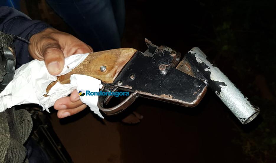 Bando rouba carro, R$ 5 mil e eletrônicos em casa da Capital e agride vítimas em busca de arma Bando rouba carro, R$ 5 mil e eletrônicos em casa da Capital e agride vítimas em busca de arma