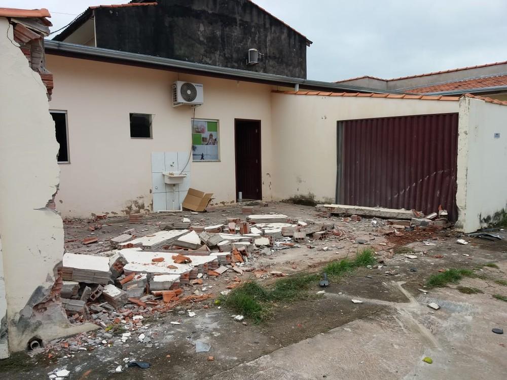 Carro desgovernado bate em poste e derruba muro de comércio em Cacoal, RO