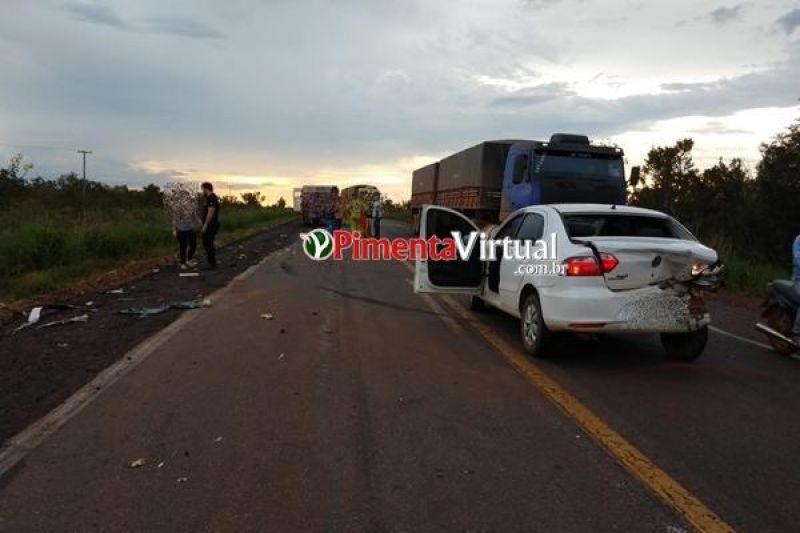 ENGAVETAMENTO - Três carros colidem em sequência na BR-364 ENGAVETAMENTO - Três carros colidem em sequência na BR-364
