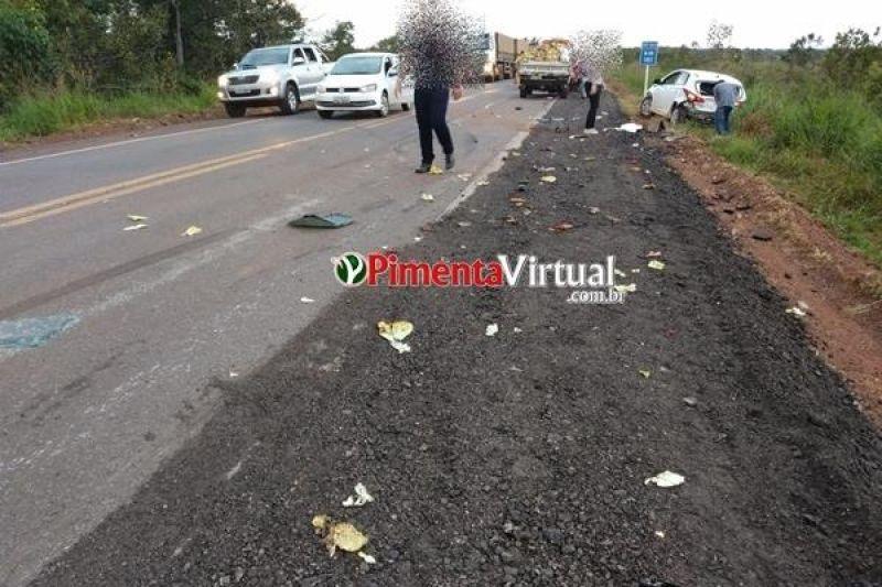 ENGAVETAMENTO - Três carros colidem em sequência na BR-364 ENGAVETAMENTO - Três carros colidem em sequência na BR-364