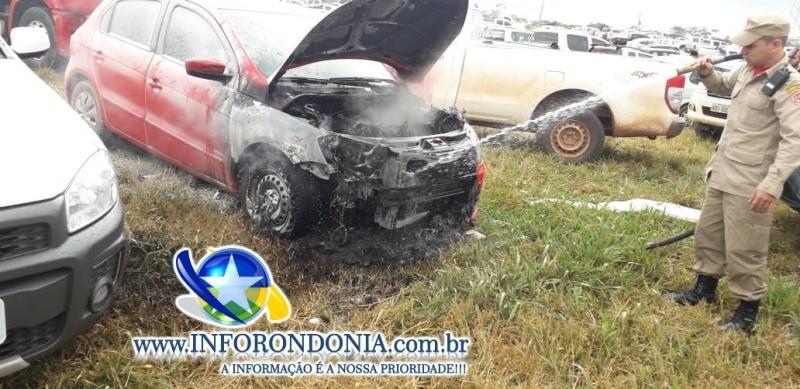 Sinistro! Carro Pega Fogo No Estacionamento Da Rondônia Rural Show, E Atinge Mais Dois Veículos
