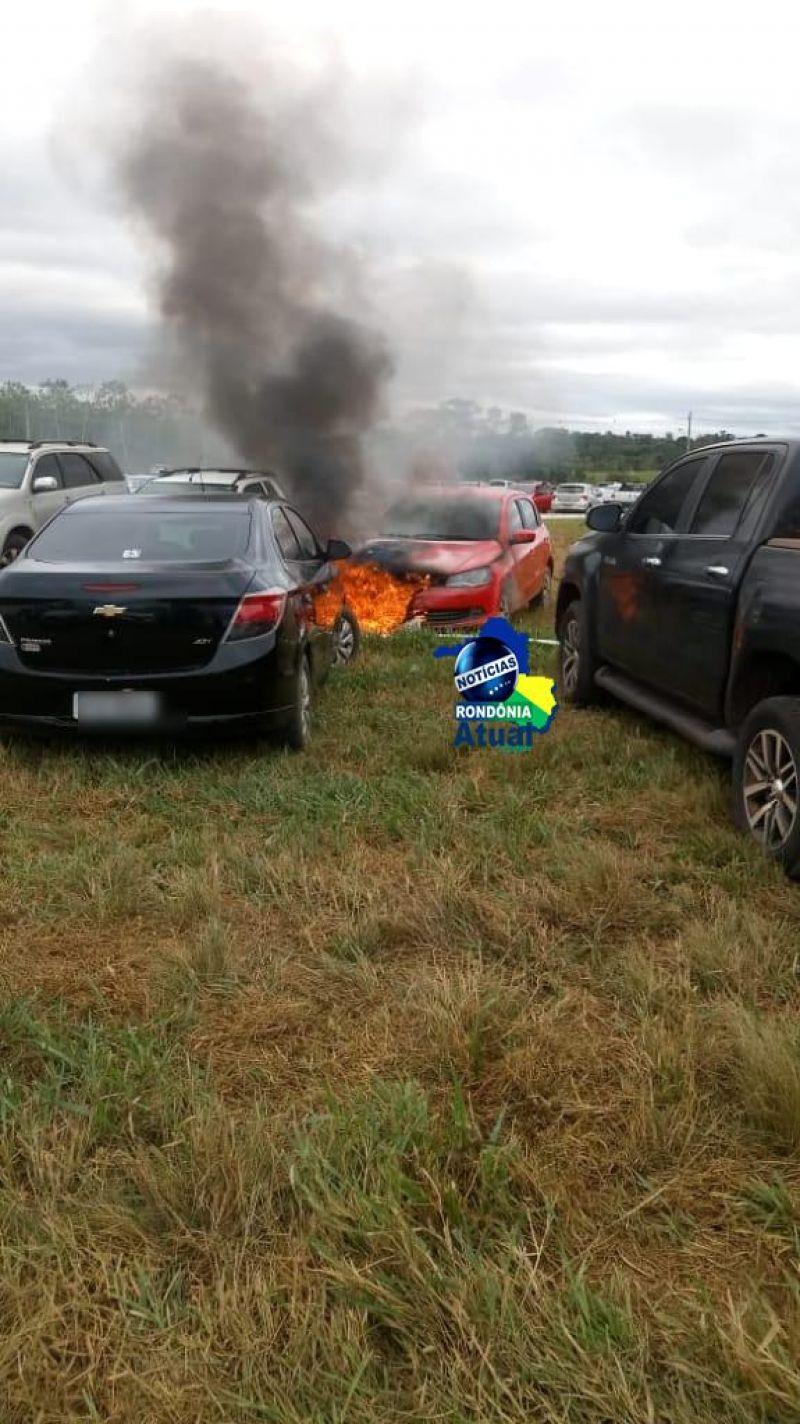 Sinistro! Carro Pega Fogo No Estacionamento Da Rondônia Rural Show, E Atinge Mais Dois Veículos