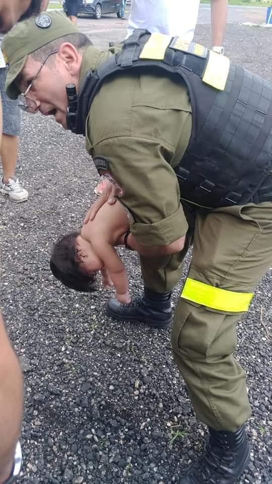 HERÓIS USAM FARDA: POLICIAIS SALVAM VIDA DE BEBÊ QUE ESTAVA QUASE MORTO - VEJA VÍDEO HERÓIS USAM FARDA: POLICIAIS SALVAM VIDA DE BEBÊ QUE ESTAVA QUASE MORTO - VEJA VÍDEO
