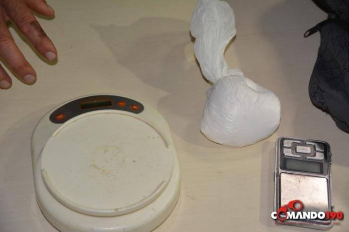 EM JI-PARANÁ, PM PRENDE DUPLA LEVANDO QUASE 4 QUILOS DE MACONHA PARA ESPIGÃO DO OESTE E ACABA COM BOCA DE FUMO EM JI-PARANÁ, PM PRENDE DUPLA LEVANDO QUASE 4 QUILOS DE MACONHA PARA ESPIGÃO DO OESTE E ACABA COM BOCA DE FUMO