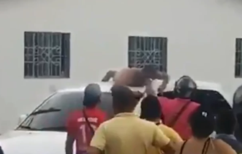 Esposa descobre traição e dirige carro com marido pelado no teto