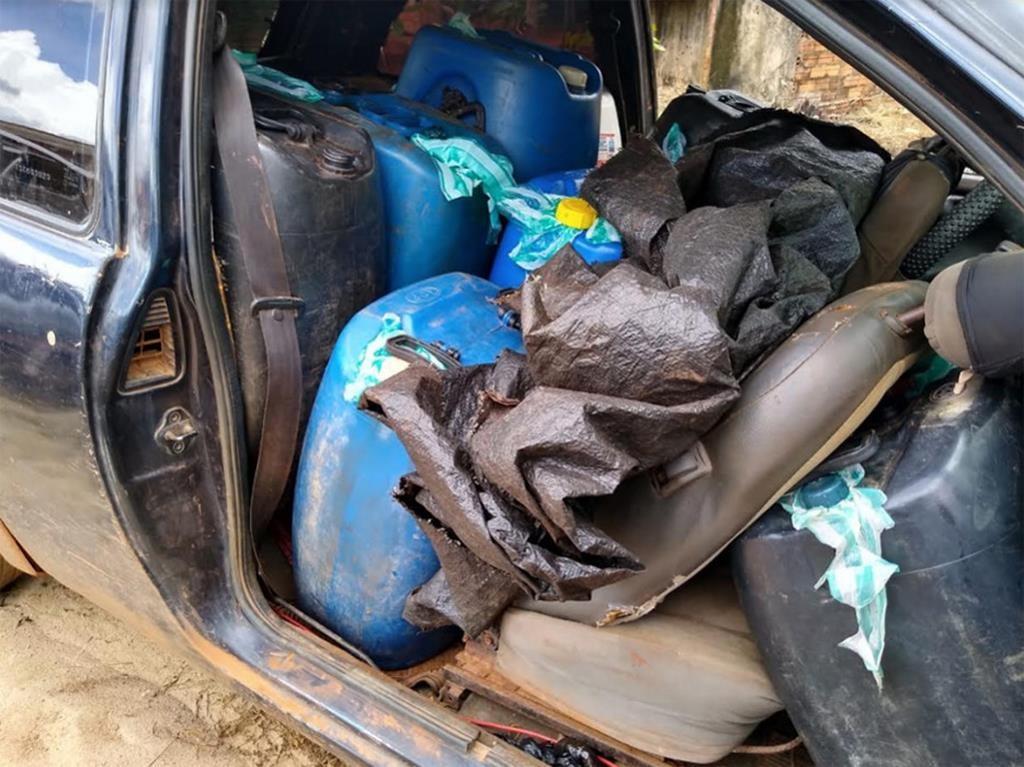Operação na fronteira do Brasil com a Bolívia apreende combustível, armas e dinheiro Operação na fronteira do Brasil com a Bolívia apreende combustível, armas e dinheiro