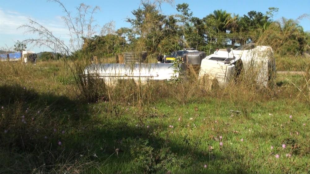 Motorista tomba caminhão para evitar colisão com carreta na BR-364