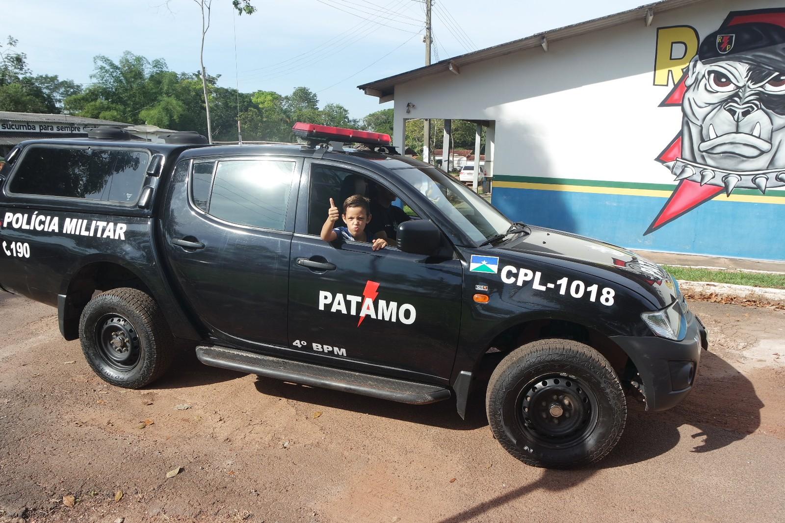 Menino filmado imitando treino de PMs é convidado a conhecer quartel militar em Cacoal, RO
