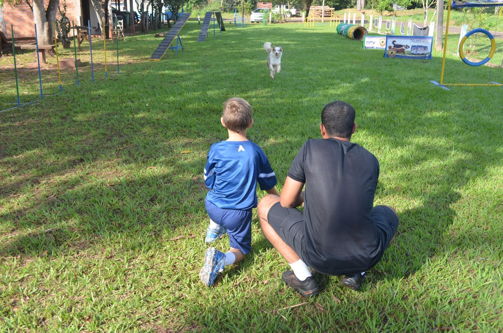 Menino filmado imitando treino de PMs é convidado a conhecer quartel militar em Cacoal, RO