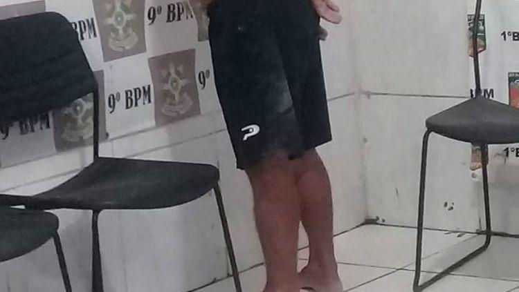 ÓDIO: Pai armado com três facas tenta matar filha grávida dentro de residência ÓDIO: Pai armado com três facas tenta matar filha grávida dentro de residência
