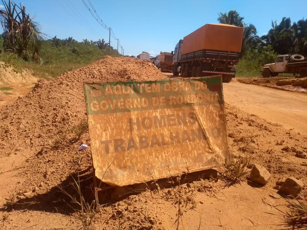 Moradores fecham Estrada da Penal para cobrar volta de asfaltamento em Porto Velho Moradores fecham Estrada da Penal para cobrar volta de asfaltamento em Porto Velho