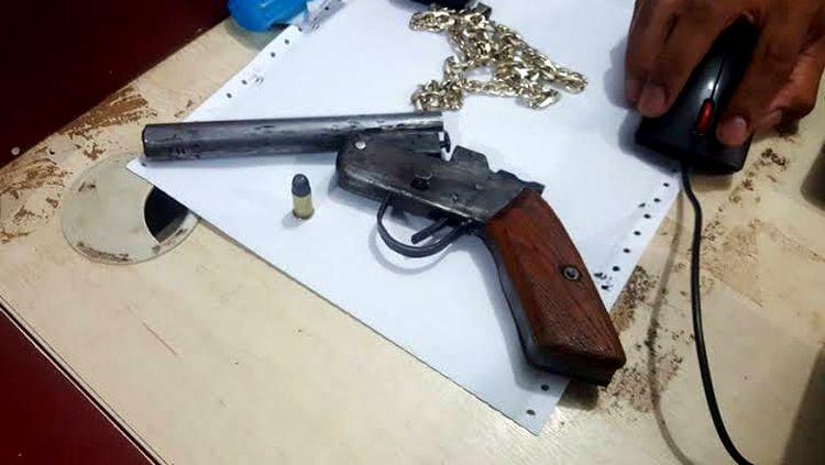 PERDEU: Dupla que trocou celular por arma em praça é presa pela PM PERDEU: Dupla que trocou celular por arma em praça é presa pela PM
