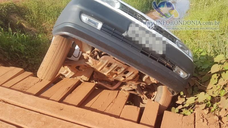 ROLIM DE MOURA: Após motorista dar ré, Veículo fica pendurado em ponte de madeira no Bairro Planalto ROLIM DE MOURA: Após motorista dar ré, Veículo fica pendurado em ponte de madeira no Bairro Planalto