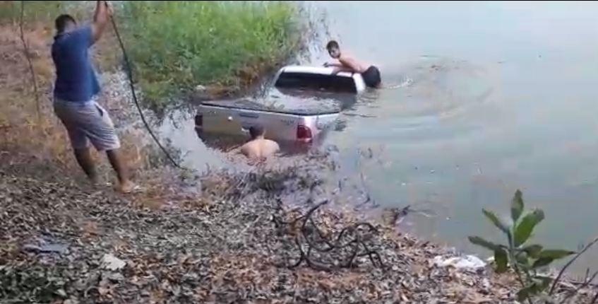 Jaru: Proprietário esquece sua caminhonete desengatada, ela desce e vai parar dentro de lagoa Jaru: Proprietário esquece sua caminhonete desengatada, ela desce e vai parar dentro de lagoa