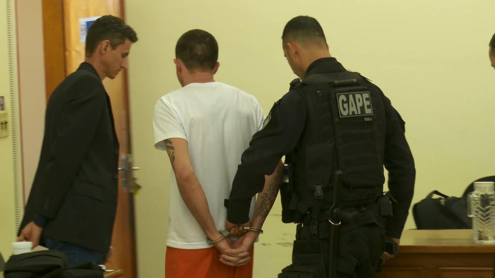 Pai chora ao ver assassino do filho ser condenado a 28 anos de prisão: 