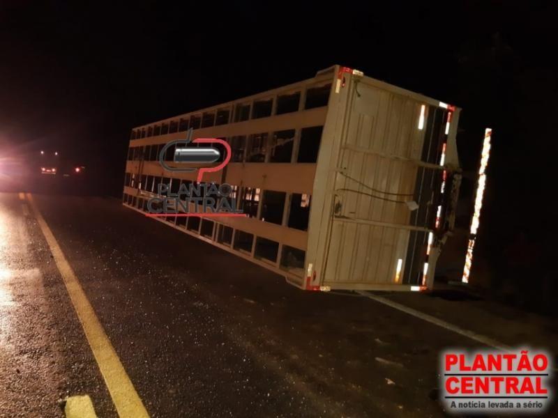 Caminhão boiadeiro tomba na BR 364 após colidir na traseira de baú Caminhão boiadeiro tomba na BR 364 após colidir na traseira de baú
