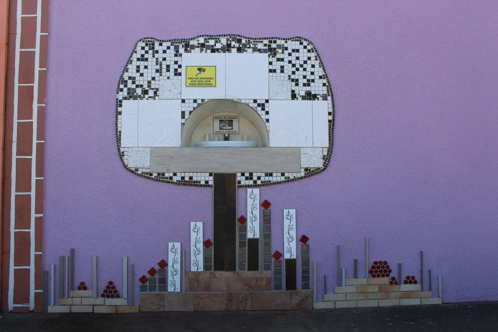 Advogada de RO constrói bebedouro no muro de casa para moradores de rua: 