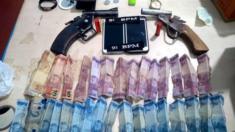 ATUALIZADA - DUAS ARMAS: Apenados são liberados de presídio e acabam presos após roubo em comércio ATUALIZADA - DUAS ARMAS: Apenados são liberados de presídio e acabam presos após roubo em comércio