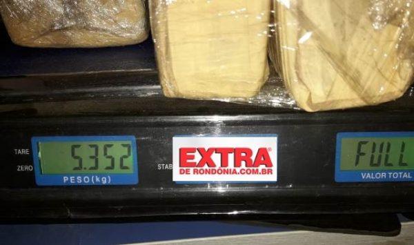 Rádio Patrulha e NI apreendem mais de 5 quilos de maconha e detém suspeitos por tráfico em Vilhena Rádio Patrulha e NI apreendem mais de 5 quilos de maconha e detém suspeitos por tráfico em Vilhena