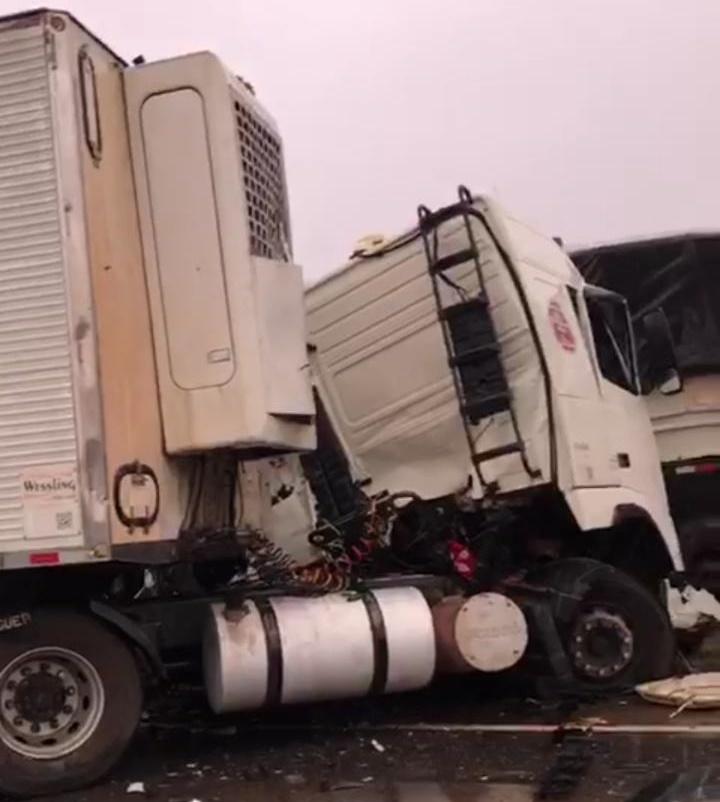 VÍDEO: Carretas colidem frontalmente e deixam três feridos na BR-364 VÍDEO: Carretas colidem frontalmente e deixam três feridos na BR-364