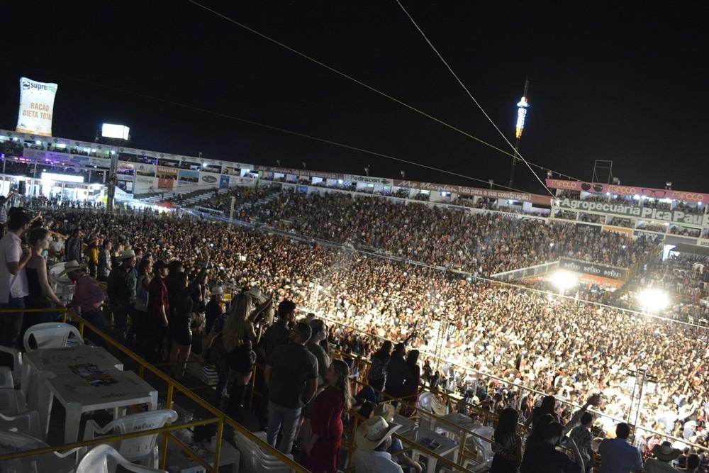 Mais de 25 mil pessoas assistem show de Jorge e Mateus na penúltima noite da 36ª Expoari Mais de 25 mil pessoas assistem show de Jorge e Mateus na penúltima noite da 36ª Expoari