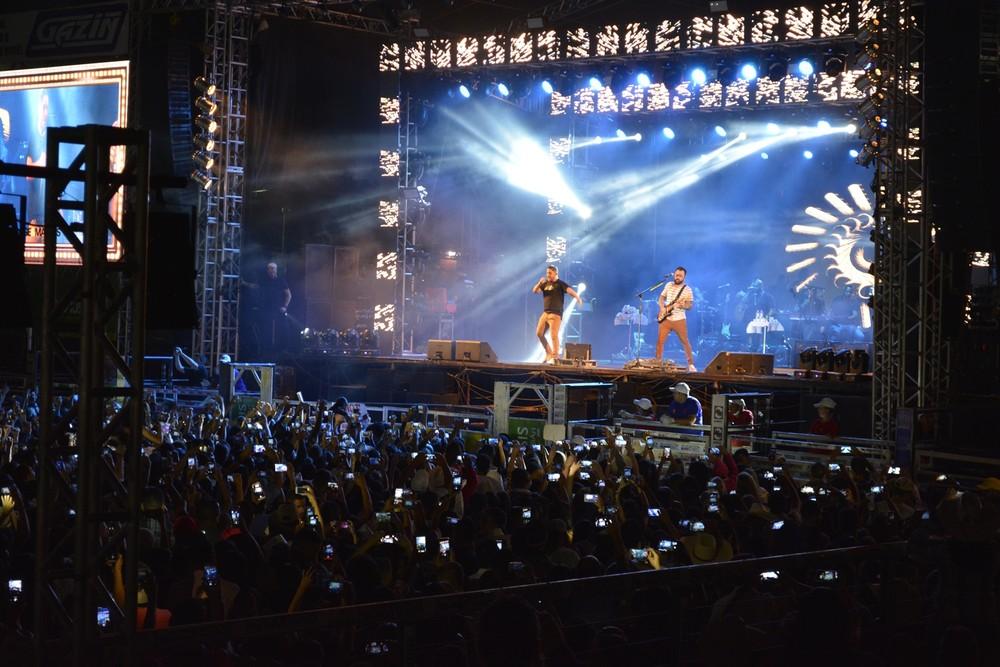 Mais de 25 mil pessoas assistem show de Jorge e Mateus na penúltima noite da 36ª Expoari Mais de 25 mil pessoas assistem show de Jorge e Mateus na penúltima noite da 36ª Expoari