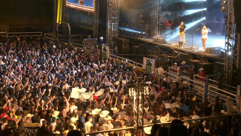 Mais de 25 mil pessoas assistem show de Jorge e Mateus na penúltima noite da 36ª Expoari Mais de 25 mil pessoas assistem show de Jorge e Mateus na penúltima noite da 36ª Expoari