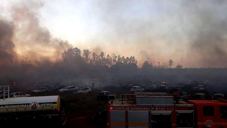 VÍDEO: Incêndio destrói veículos apreendidos em pátio da Polícia Civil da capital VÍDEO: Incêndio destrói veículos apreendidos em pátio da Polícia Civil da capital