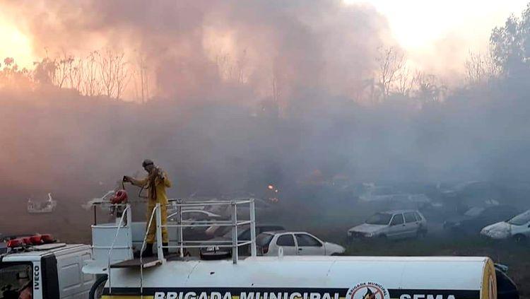 VÍDEO: Incêndio destrói veículos apreendidos em pátio da Polícia Civil da capital VÍDEO: Incêndio destrói veículos apreendidos em pátio da Polícia Civil da capital