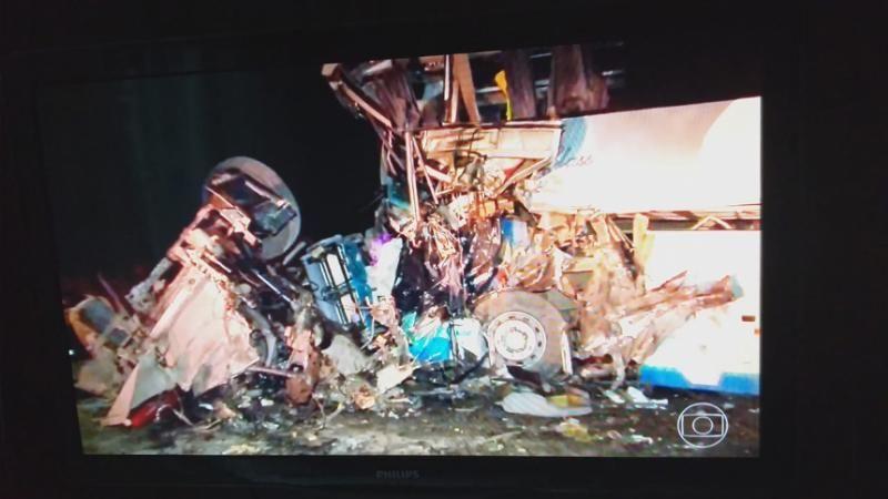 Batida entre carreta, carro e ônibus deixa 4 mortos na BR-163 Batida entre carreta, carro e ônibus deixa 4 mortos na BR-163