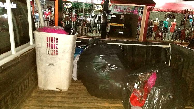 BURACO NA PAREDE: Quadrilha é presa fazendo arrastão em lojas durante a madrugada BURACO NA PAREDE: Quadrilha é presa fazendo arrastão em lojas durante a madrugada