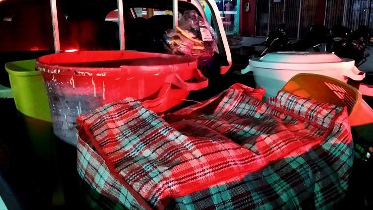 BURACO NA PAREDE: Quadrilha é presa fazendo arrastão em lojas durante a madrugada BURACO NA PAREDE: Quadrilha é presa fazendo arrastão em lojas durante a madrugada