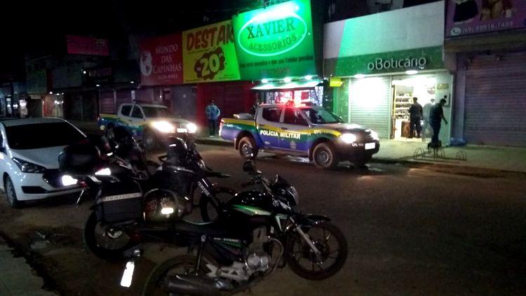 BURACO NA PAREDE: Quadrilha é presa fazendo arrastão em lojas durante a madrugada BURACO NA PAREDE: Quadrilha é presa fazendo arrastão em lojas durante a madrugada