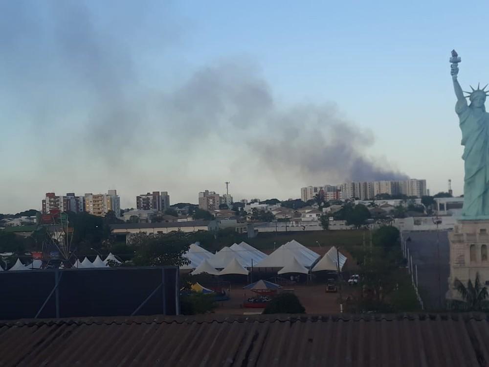Incêndio atinge terreno baldio de Porto Velho Incêndio atinge terreno baldio de Porto Velho