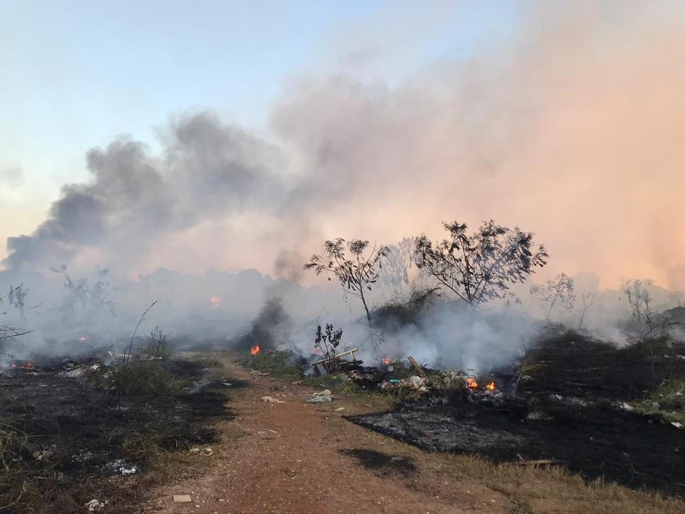 Incêndio atinge terreno baldio de Porto Velho Incêndio atinge terreno baldio de Porto Velho