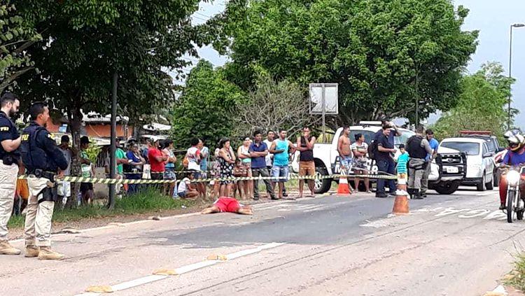 Assaltante morre e outro fica ferido ao tentar roubar moto de policial na BR-364 Assaltante morre e outro fica ferido ao tentar roubar moto de policial na BR-364