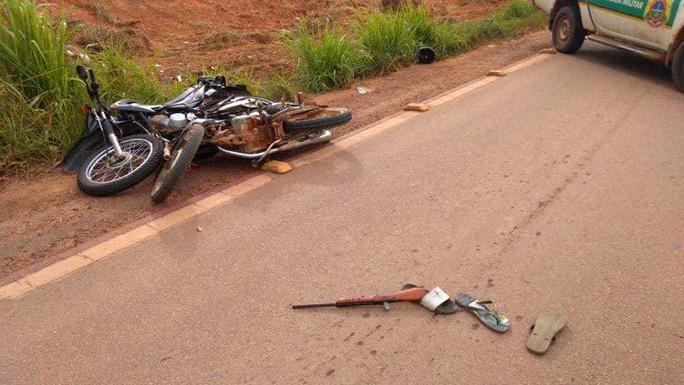 Assaltante morre e outro fica ferido ao tentar roubar moto de policial na BR-364 Assaltante morre e outro fica ferido ao tentar roubar moto de policial na BR-364