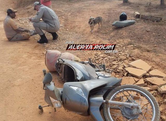 Rolim de Moura – Motociclista é socorrido pelos bombeiros, após derrapar em cascalho e sofrer queda na zona rural do município Rolim de Moura – Motociclista é socorrido pelos bombeiros, após derrapar em cascalho e sofrer queda na zona rural do município