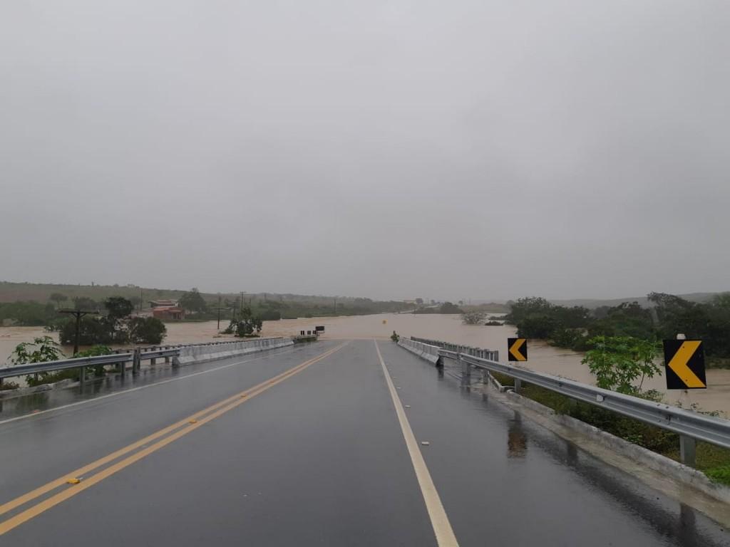 Imagens mostram o rompimento da barragem em cidade na Bahia. Vídeo Imagens mostram o rompimento da barragem em cidade na Bahia. Vídeo