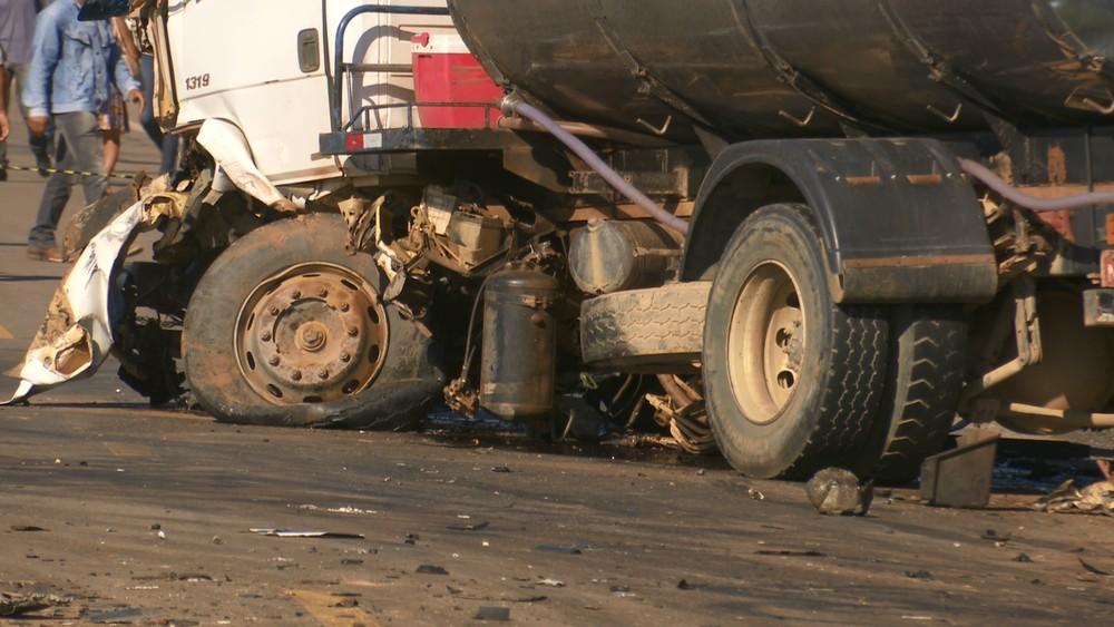 Colisão entre caminhonete e caminhão tanque deixa um morto e quatro feridos na BR-421 em RO Colisão entre caminhonete e caminhão tanque deixa um morto e quatro feridos na BR-421 em RO