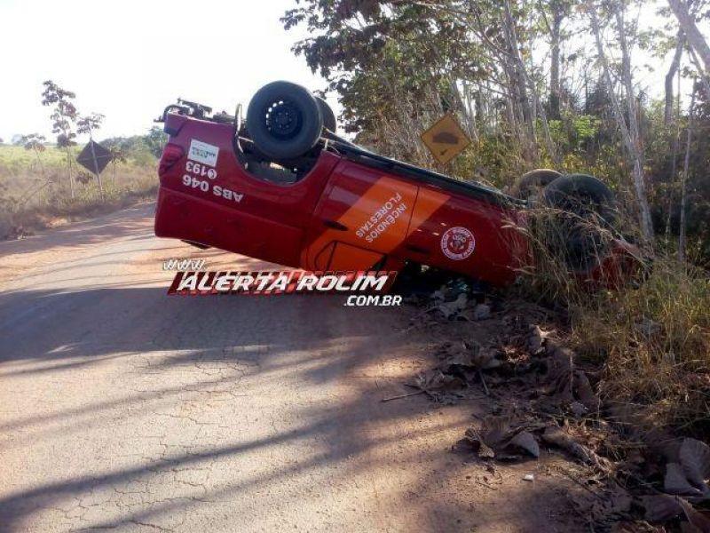Viatura do Corpo de Bombeiros de Rolim de Moura capota próximo a Parecis