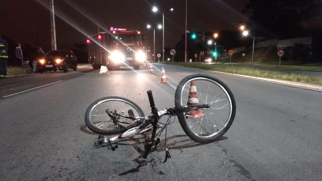 Ciclista de 19 anos morre depois de ser arremessado por mais de 50 metros em Curitiba Ciclista de 19 anos morre depois de ser arremessado por mais de 50 metros em Curitiba