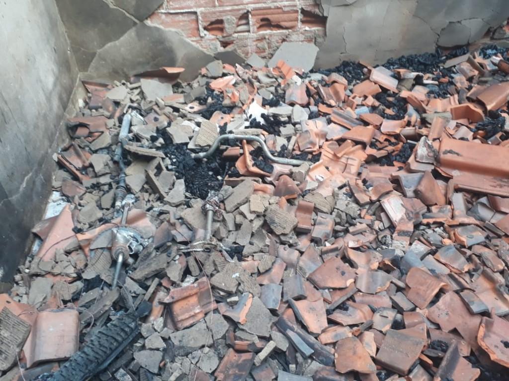 ROLIM DE MOURA: Incêndio destrói casa no Bairro Olímpico 