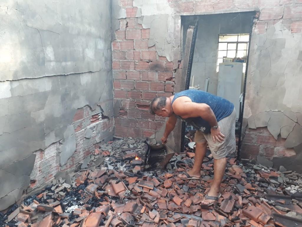 ROLIM DE MOURA: Incêndio destrói casa no Bairro Olímpico ROLIM DE MOURA: Incêndio destrói casa no Bairro Olímpico