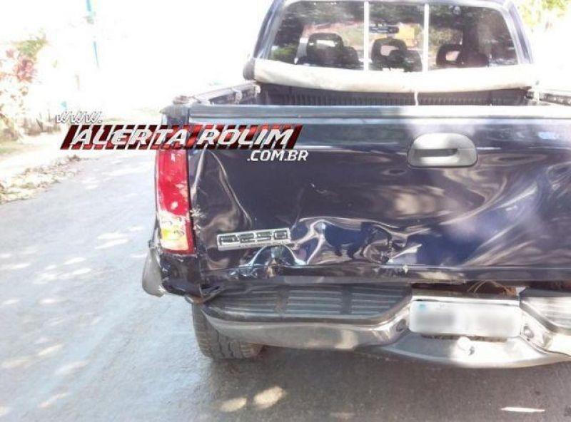 Novo Horizonte – Condutora de Amarok colide em dois veículos no Centro de Novo Horizonte Novo Horizonte – Condutora de Amarok colide em dois veículos no Centro de Novo Horizonte