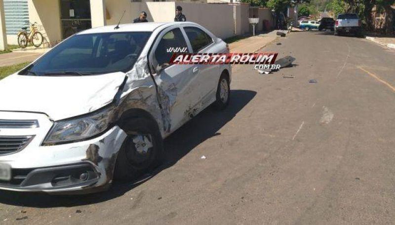 Novo Horizonte – Condutora de Amarok colide em dois veículos no Centro de Novo Horizonte Novo Horizonte – Condutora de Amarok colide em dois veículos no Centro de Novo Horizonte