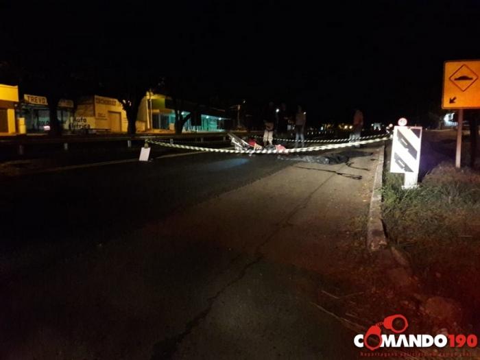 IMAGENS FORTES: Motociclista morre após bater na traseira de carreta na BR-364, nesta sexta-feira IMAGENS FORTES: Motociclista morre após bater na traseira de carreta na BR-364, nesta sexta-feira